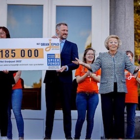Koningin Beatrix en 4 andere personen met cheque.