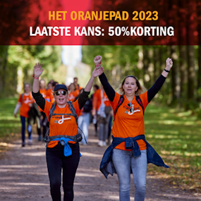 Banner Oranjepad 2023. Twee juichende deelnemers aan het wandelen.