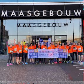 Deelnemers Bruggenloop voor het Maasgebouw in Rotterdam