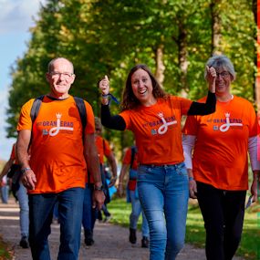 personen in oranje kleding