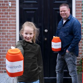 twee personen collecteren