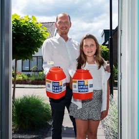 2 personen met collectebus