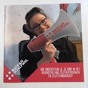 Vrolijke persoon met megafoon