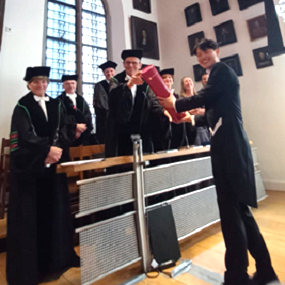 Promotiecommissie met Joham Lim (vooraan).