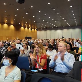 Veel publiek in de congreszaal