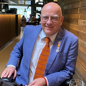 persoon in blauw jasje