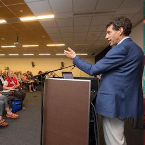 Een persoon aan het presenteren op het Spierziektecongres.