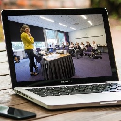 Laptopscherm met daarop de spierziekte webconferentie