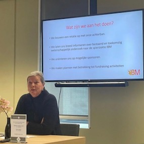 Een persoon houdt een powerpoint presentatie.