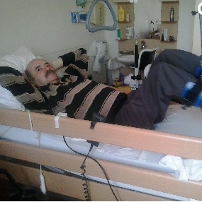 Foto van Ton in ziekenhuisbed.