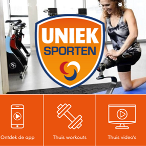 Oranje banner van Uniek Sporten.