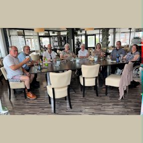 Eettafel met 8 personen.