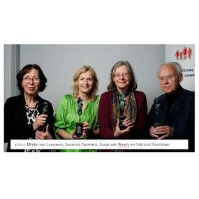 Vier personen met een award