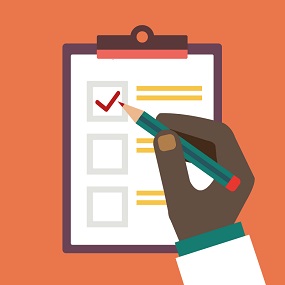 Checklist met hand en een potlood.
