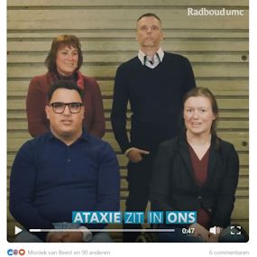 Beeld van opname met 4 personen en de tekst: ataxie zit in ons.