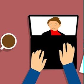 Persoon bezig op laptop