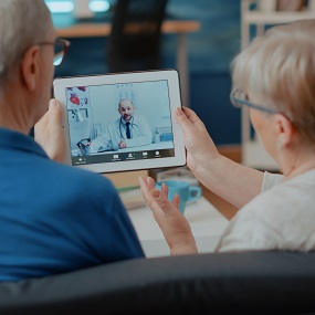 2 personen in een digitale meeting op een tablet.