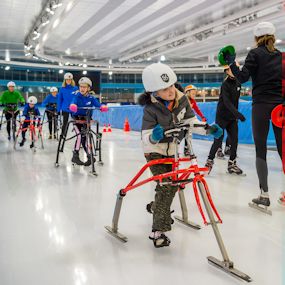 Drie frame schaatsers op de ijsbaan.