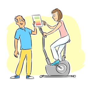 Fysiotherapeut met een persoon op de hometrainer.