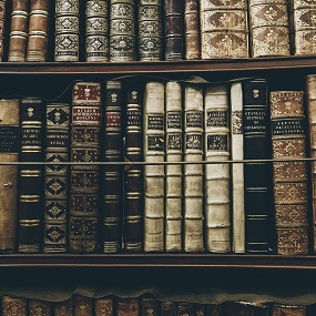 Boekenkast met oude boeken.