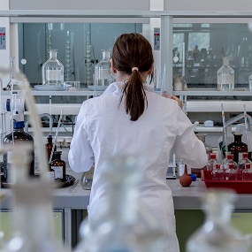 Een persoon aan een werkbank in het laboratorium.