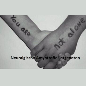 Hand-in-hand met tekst op de armen: you are not alone.
