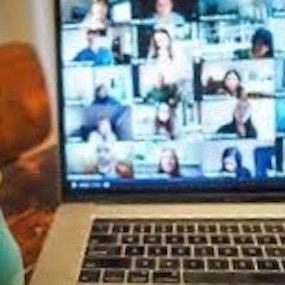 Laptopscherm in een online meeting.