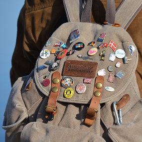 Rugzak met een aantal buttons.