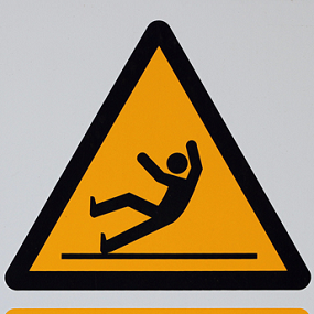 Pas op alarmeringsbord: persoon die valt.