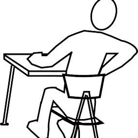 Persoon zit aan een bureau met hand in de rug