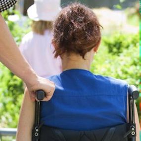 persoon in rolstoel
