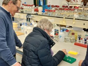 foto labbezoek Pompe 2025_oefenen met pipetteren