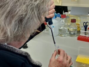foto labbezoek Pompe 2025_oefenen met pipetteren