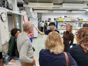 foto labbezoek Pompe 2025_rondleiding door het lab