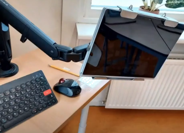 Een computer opstelling op school voor een kind met een spierziekte