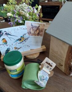 Foto van vogelgerelateerde cadeaus van de werkgroep aan prof. dr. Van der Ploeg