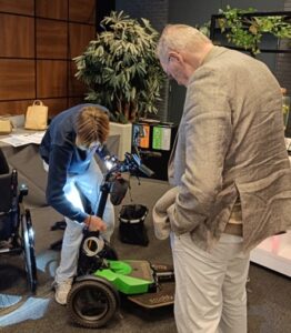Foto van demonstratie van een beweeghulpmiddel op de Spierziektedag 2025